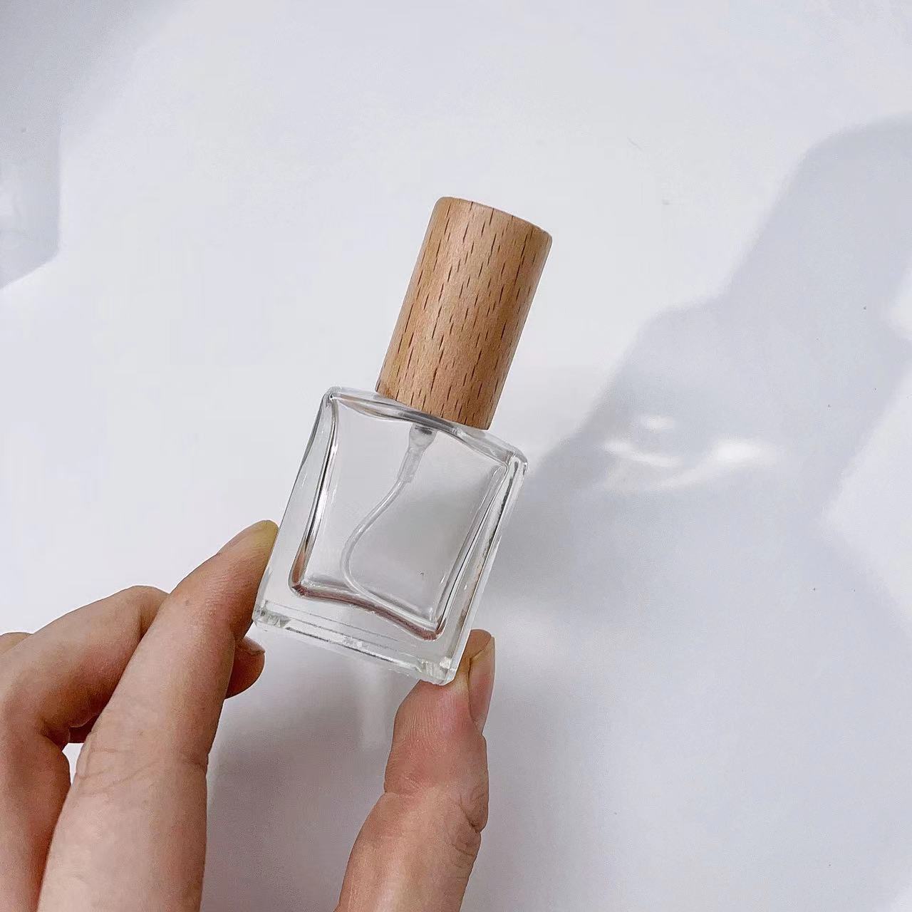 Flacone Spray per profumo in v - Perfume Fragrance Book recensione e prezzo